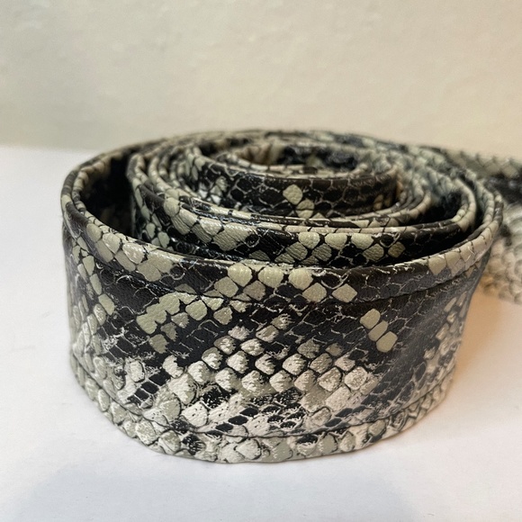 Super chic vegan leather snakeskin embossed black cream gray wrap belt! 🐍 - Picture 7 of 9